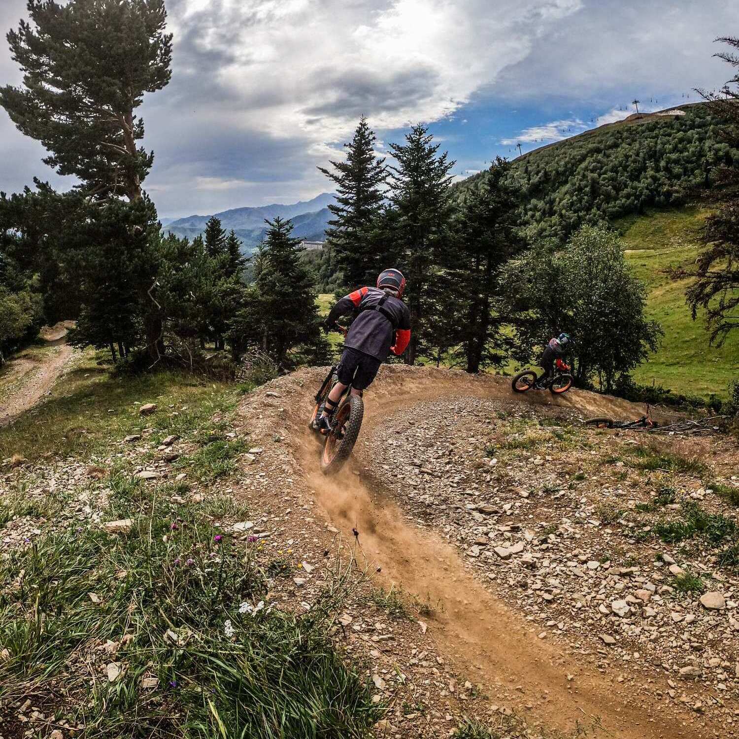 Descente en trottinette à Saint-Lary sur la piste des bouleaux